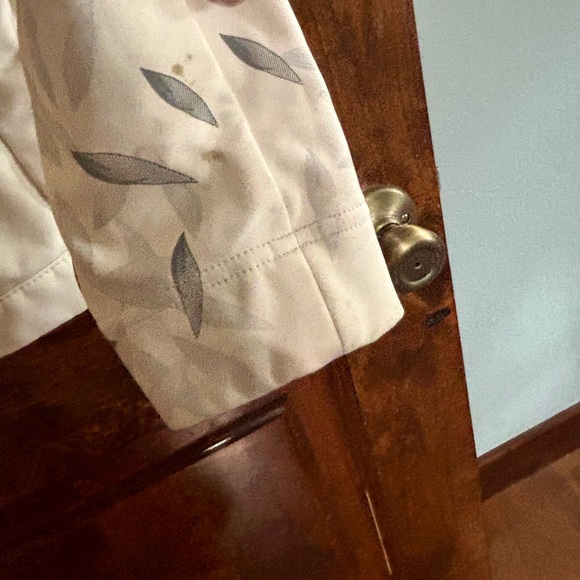 The North Face Women's white APEX  Jacket with Leaf Design - Picture 5 of 5